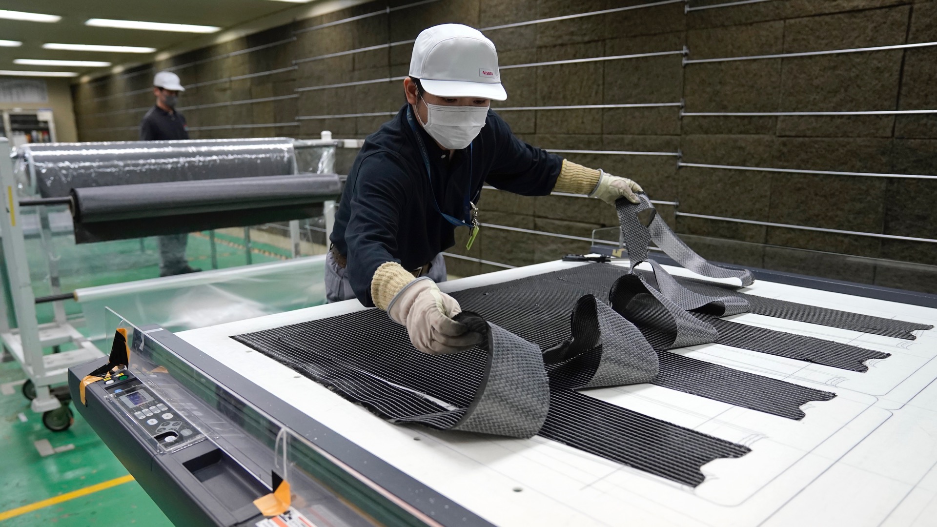 nissan-tests-new-carbon-fiber-reinforced-plastic-production-process_100760074_h.jpg